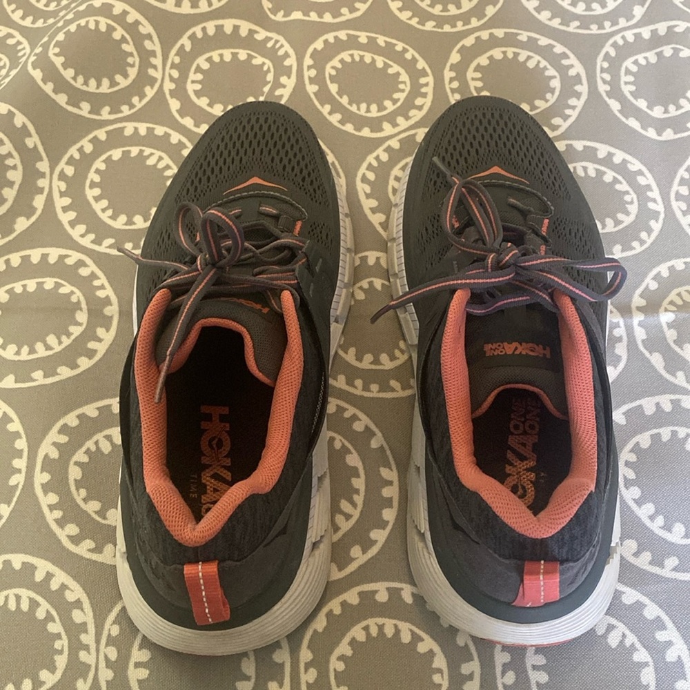 Hoka one one Woman’s Gaviota 2 EUC SZ 9 EU42 1/2. Gray/peach trim.